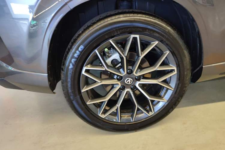 Used CHANGAN UNI-Z 2025 1.5T Luxury Version Right Rear Wheel Hub