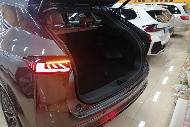 Used CHANGAN UNI-Z 2025 500Bar PRO Trunk