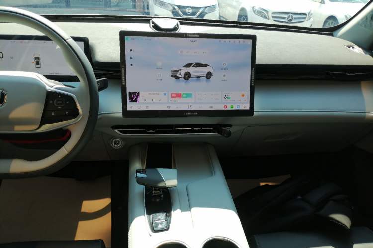 Used CHANGAN UNI-Z 2025 1.5T Luxury Version Audio And AC Panel
