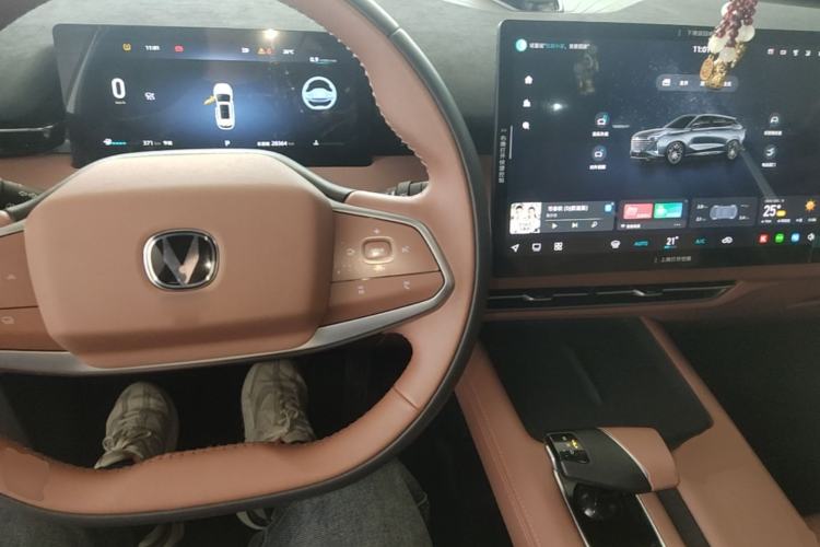 Used CHANGAN UNI-Z 2025 1.5T Luxury Version Center Console