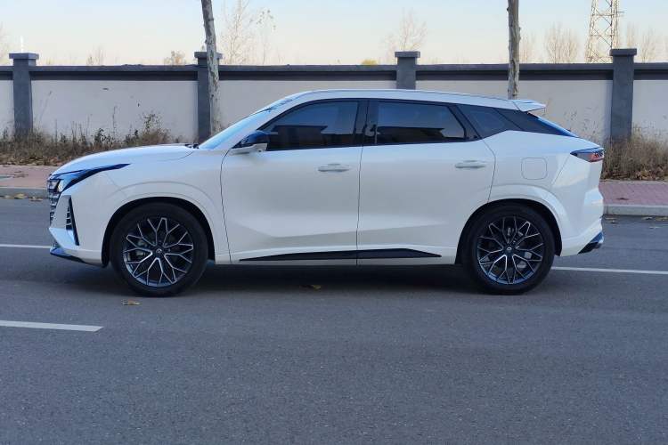 Used CHANGAN UNI-Z 2025 1.5T Premium Edition Exterior 2