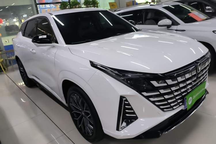 Used CHANGAN UNI-Z 2025 1.5T Luxury Version Front Right 45 Deg