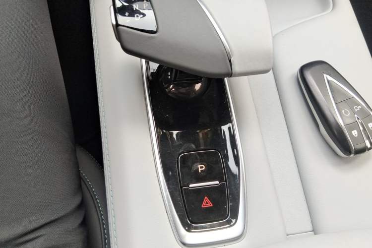 Used CHANGAN UNI-Z 2025 1.5T Premium Edition Gear Lever