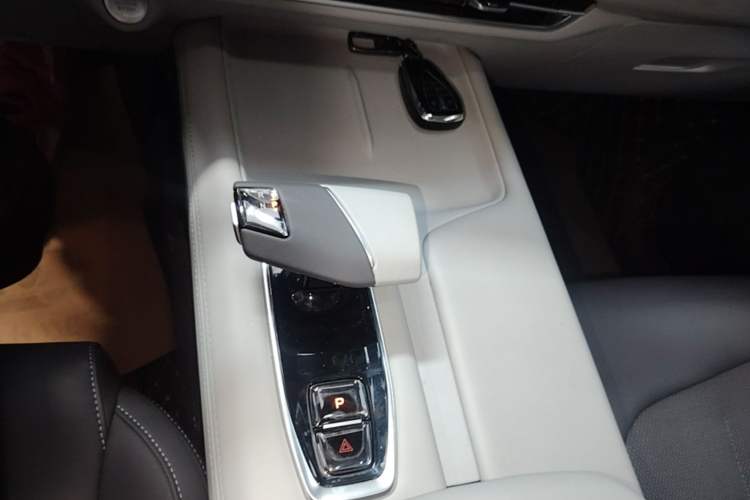 Used CHANGAN UNI-Z 2025 1.5T Luxury Version Gear Lever
