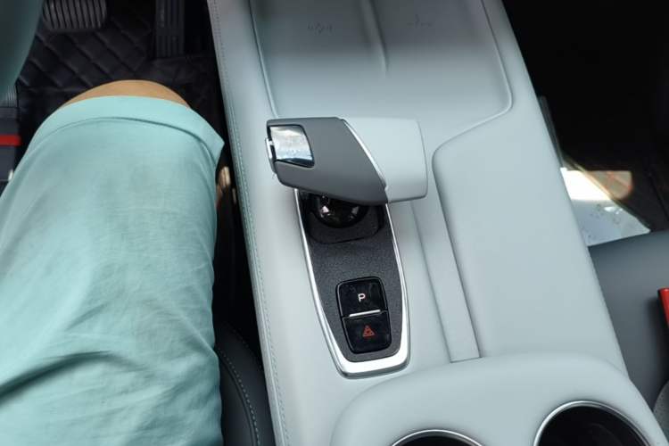 Used CHANGAN UNI-Z 2025 1.5T Premium Edition Gear Lever