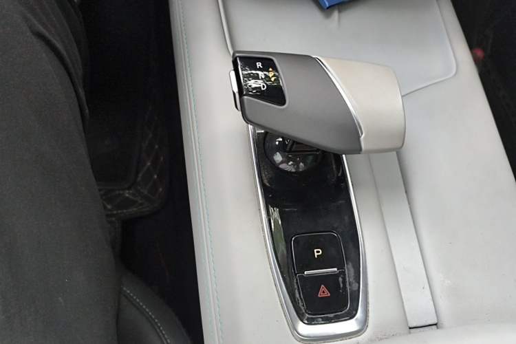Used CHANGAN UNI-Z 2025 1.5T Premium Edition Gear Lever