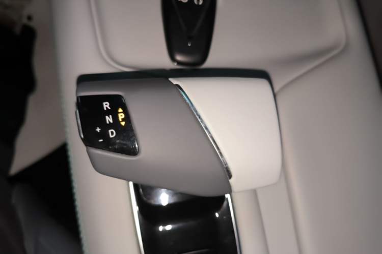 Used CHANGAN UNI-Z 2025 1.5T Luxury Version Gear Lever