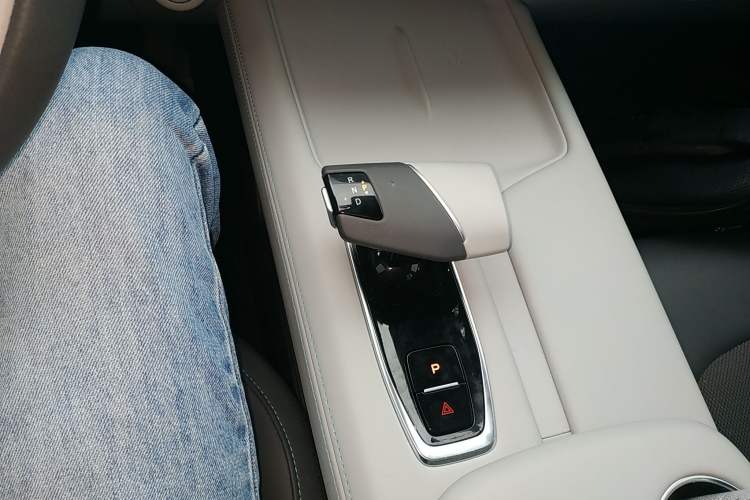 Used CHANGAN UNI-Z 2025 1.5T Luxury Version Gear Lever