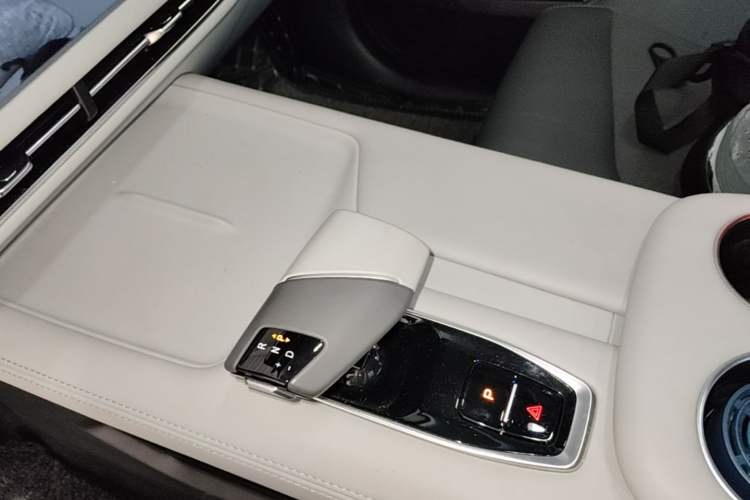 Used CHANGAN UNI-Z 2025 1.5T Luxury Version Gear Lever