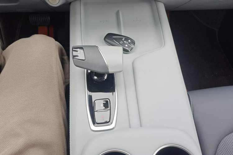 Used CHANGAN UNI-Z 2025 1.5T Premium Edition Gear Lever
