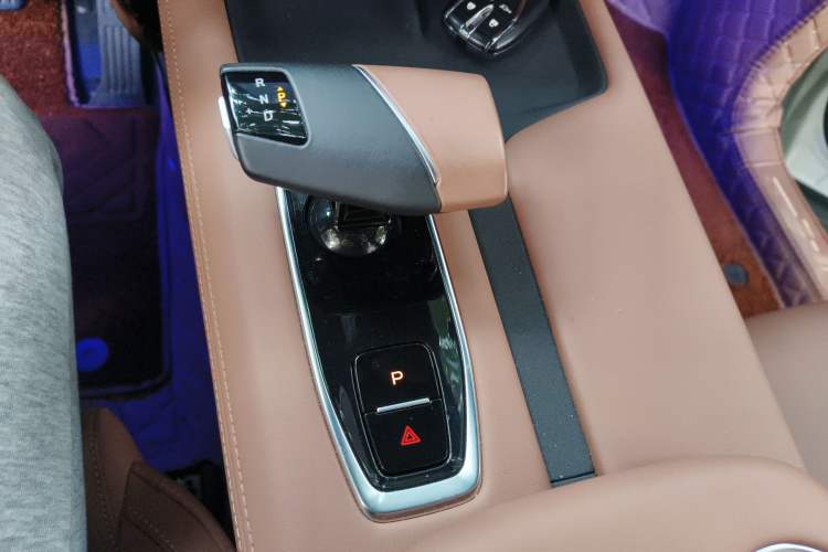 Used CHANGAN UNI-Z 2025 1.5T Luxury Version Gear Lever