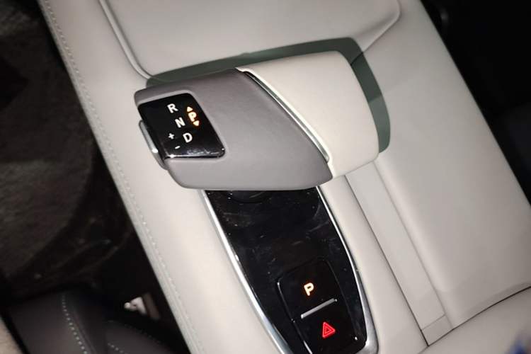 Used CHANGAN UNI-Z 2025 1.5T Luxury Version Gear Lever
