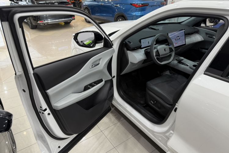 Used CHANGAN UNI-Z 2025 1.5T Luxury Version Interior 6