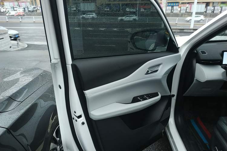 Used CHANGAN UNI-Z 2025 1.5T Luxury Version Left Front Door Interior