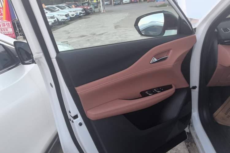 Used CHANGAN UNI-Z 2025 1.5T Luxury Version Left Front Door Interior