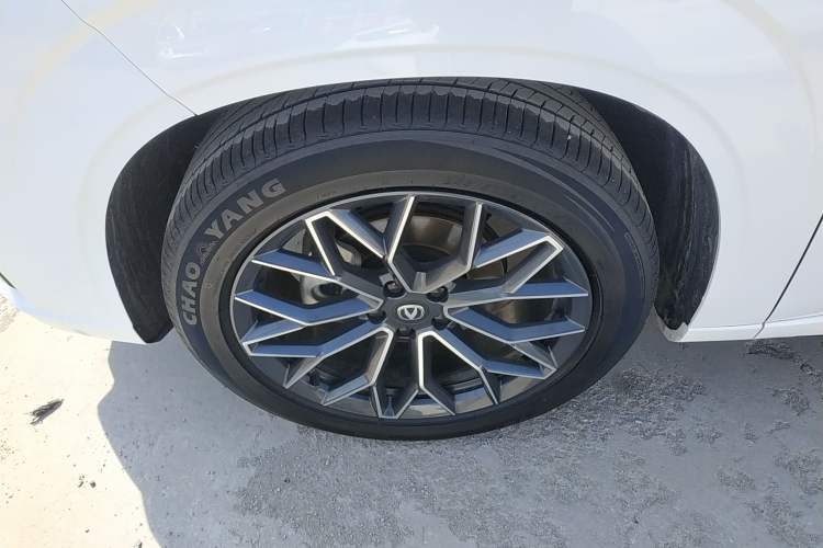 Used CHANGAN UNI-Z 2025 1.5T Premium Edition Left Front Wheel Hub