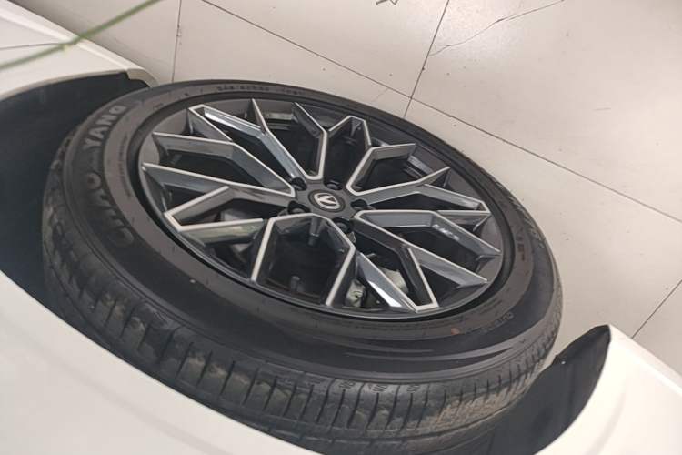 Used CHANGAN UNI-Z 2025 1.5T Premium Edition Left Front Wheel Hub