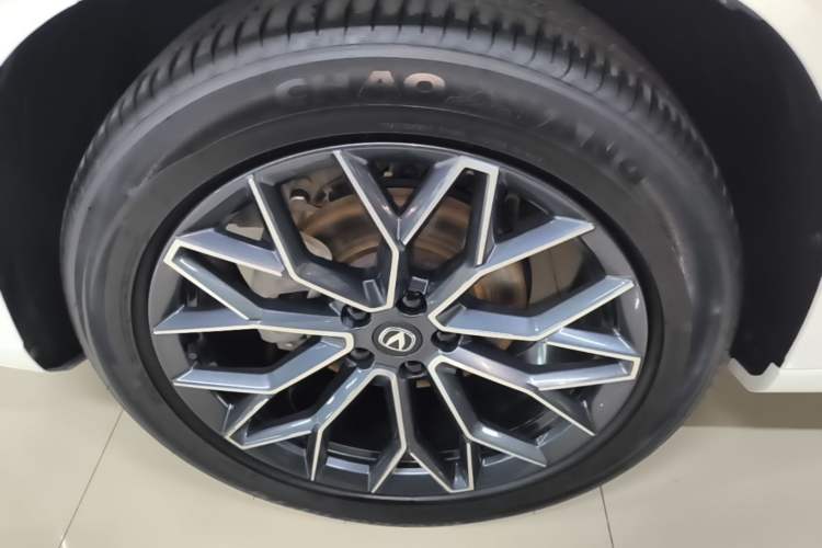 Used CHANGAN UNI-Z 2025 1.5T Luxury Version Left Front Wheel Hub