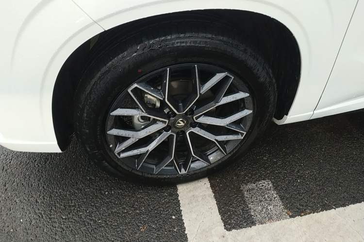 Used CHANGAN UNI-Z 2025 1.5T Luxury Version Left Front Wheel Hub