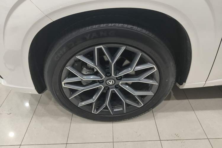 Used CHANGAN UNI-Z 2025 1.5T Luxury Version Left Front Wheel Hub
