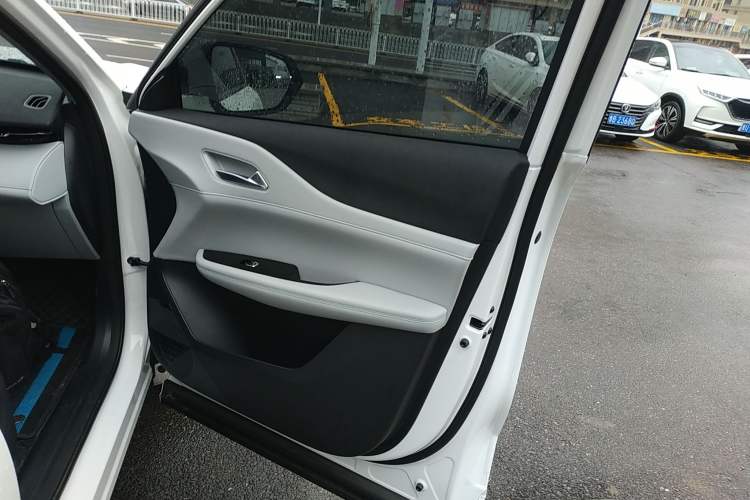 Used CHANGAN UNI-Z 2025 1.5T Luxury Version Right Front Door Interior