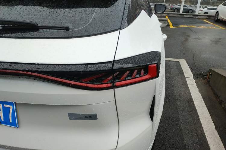 Used CHANGAN UNI-Z 2025 1.5T Luxury Version Right Rear Taillight