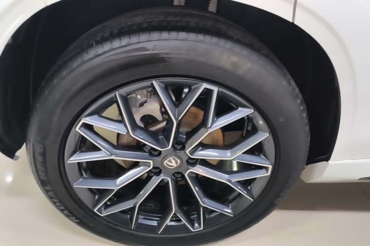 Used CHANGAN UNI-Z 2025 1.5T Luxury Version Right Rear Wheel Hub