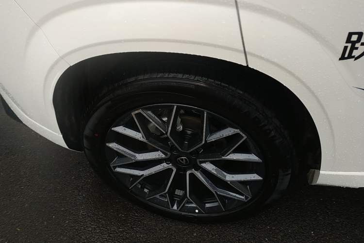 Used CHANGAN UNI-Z 2025 1.5T Luxury Version Right Rear Wheel Hub