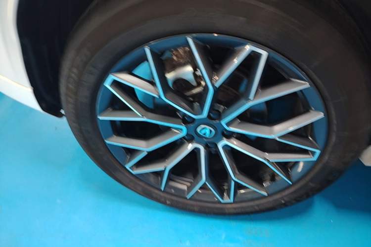 Used CHANGAN UNI-Z 2025 1.5T Luxury Version Right Rear Wheel Hub