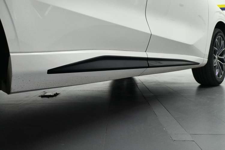 Used CHANGAN UNI-Z 2025 1.5T Premium Edition Right Side Sill