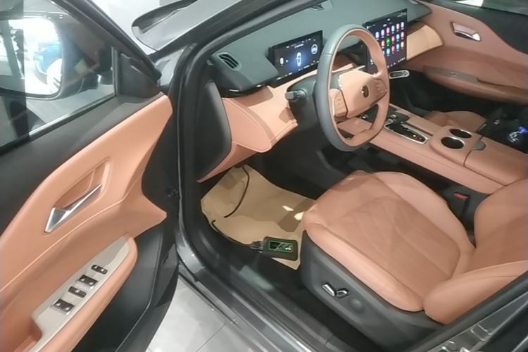 Used CHANGAN UNI-Z New Energy 2024 Blue Whale Smart Electric iDD 125km Beyond Edition Driver Seat