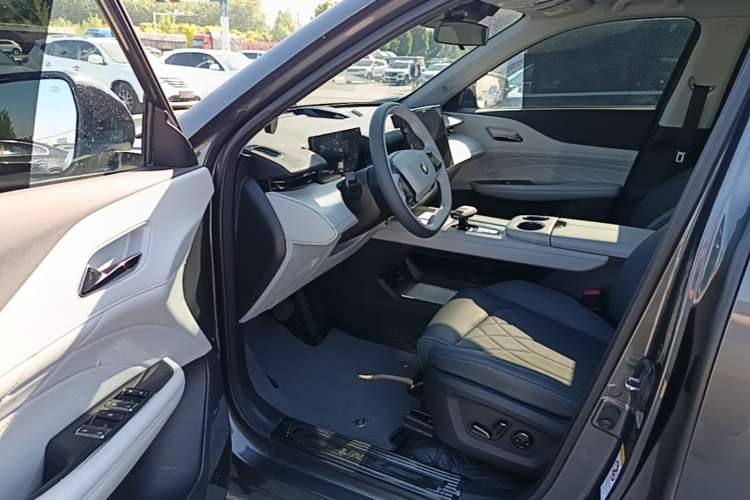 Used CHANGAN UNI-Z New Energy 2024 Blue Whale Smart Electric iDD 125km Excellence Model Driver Seat