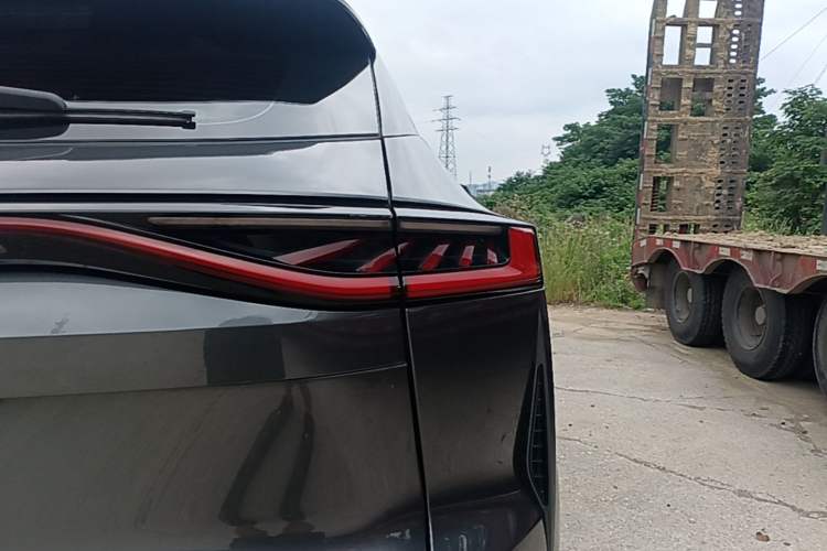 Used CHANGAN UNI-Z New Energy 2024 Blue Whale Smart Electric iDD 125km Excellence Model Exterior 3