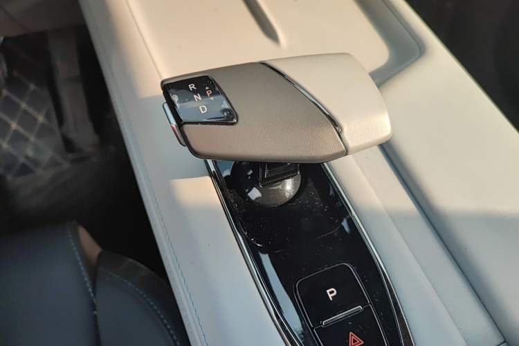 Used CHANGAN UNI-Z New Energy 2024 Blue Whale Smart Electric iDD 125km Excellence Model Gear Lever