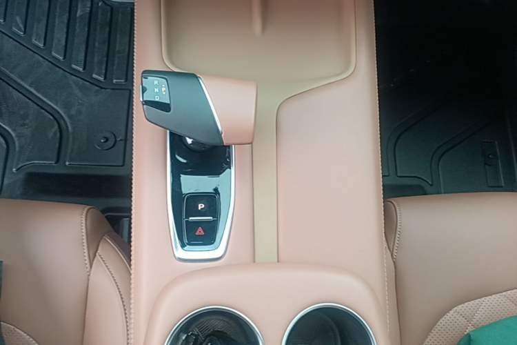 Used CHANGAN UNI-Z New Energy 2024 Blue Whale Smart Electric iDD 125km Excellence Model Gear Lever