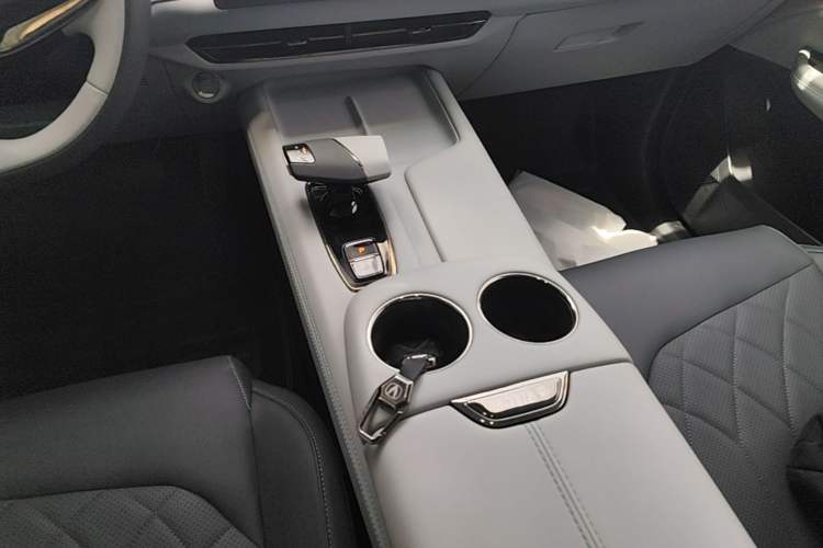 Used CHANGAN UNI-Z New Energy 2024 Blue Whale Smart Electric iDD 125km Excellence Model Gear Lever