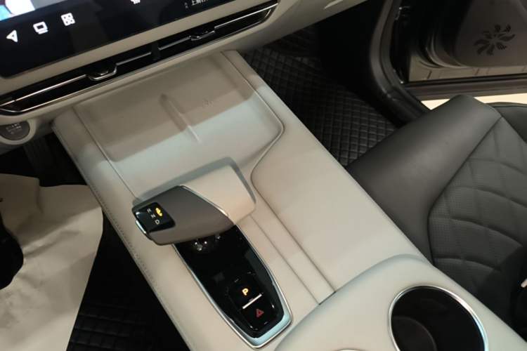 Used CHANGAN UNI-Z New Energy 2024 Blue Whale Smart Electric iDD 125km Beyond Edition Gear Lever