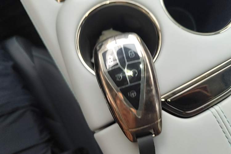 Used CHANGAN UNI-Z New Energy 2024 Blue Whale Smart Electric iDD 125km Excellence Model Interior 1