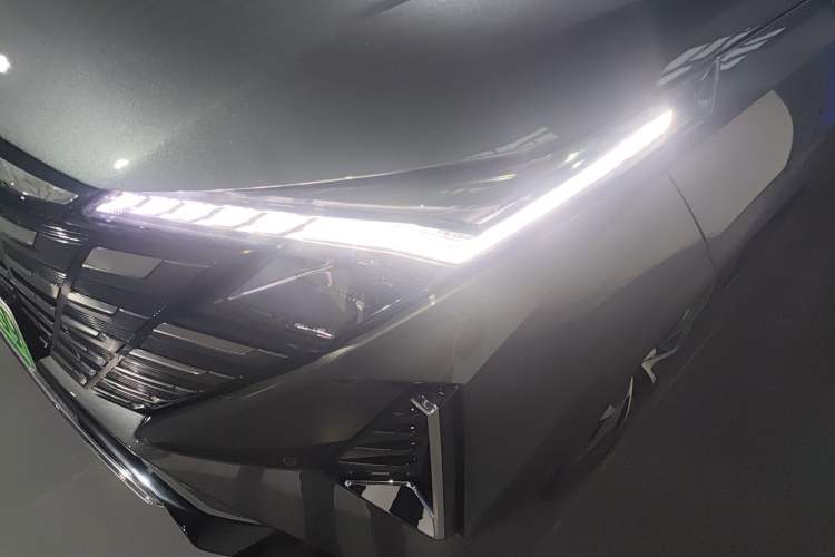 Used CHANGAN UNI-Z New Energy 2024 Blue Whale Smart Electric iDD 125km Beyond Edition Left Front Headlight