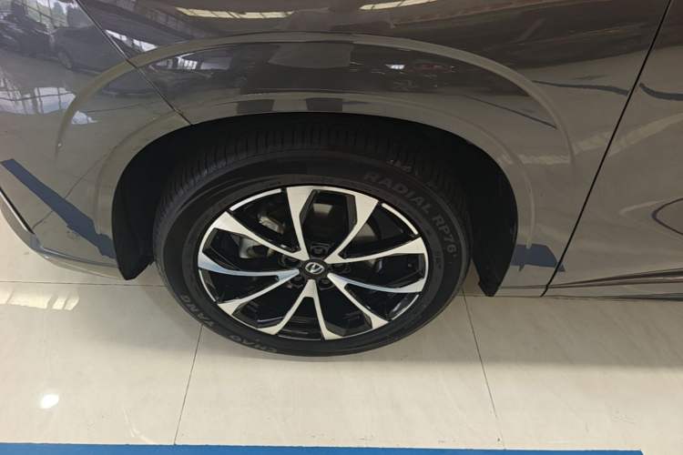 Used CHANGAN UNI-Z New Energy 2024 Blue Whale Smart Electric iDD 125km Excellence Model Left Front Wheel Hub