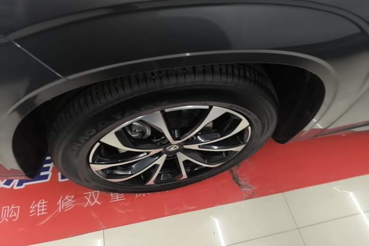 Used CHANGAN UNI-Z New Energy 2024 Blue Whale Smart Electric iDD 125km Beyond Edition Left Front Wheel Hub