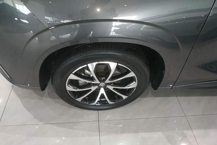 Used CHANGAN UNI-Z New Energy 2024 Blue Whale Smart Electric iDD 125km Beyond Edition Left Front Wheel Hub