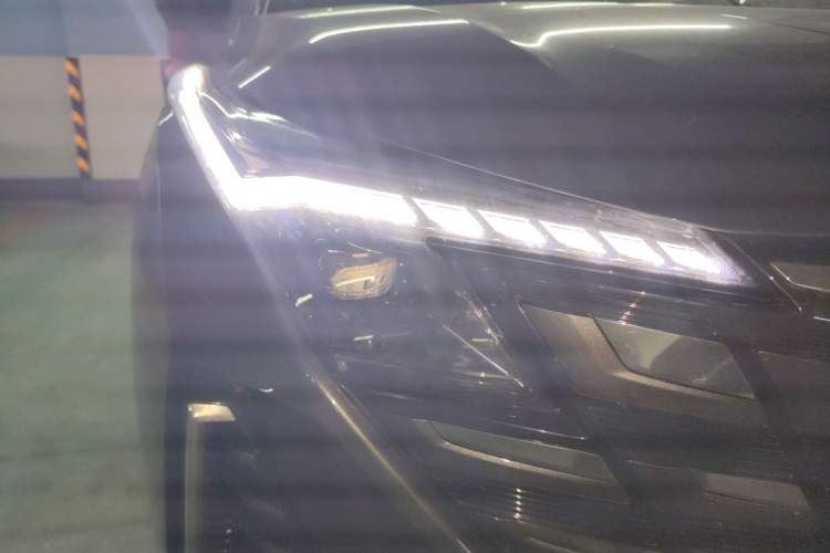Used CHANGAN UNI-Z New Energy 2024 Blue Whale Smart Electric iDD 125km Beyond Edition Right Front Headlight