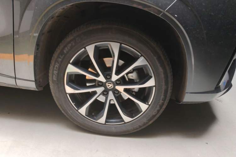 Used CHANGAN UNI-Z New Energy 2024 Blue Whale Smart Electric iDD 125km Beyond Edition Right Front Wheel Hub