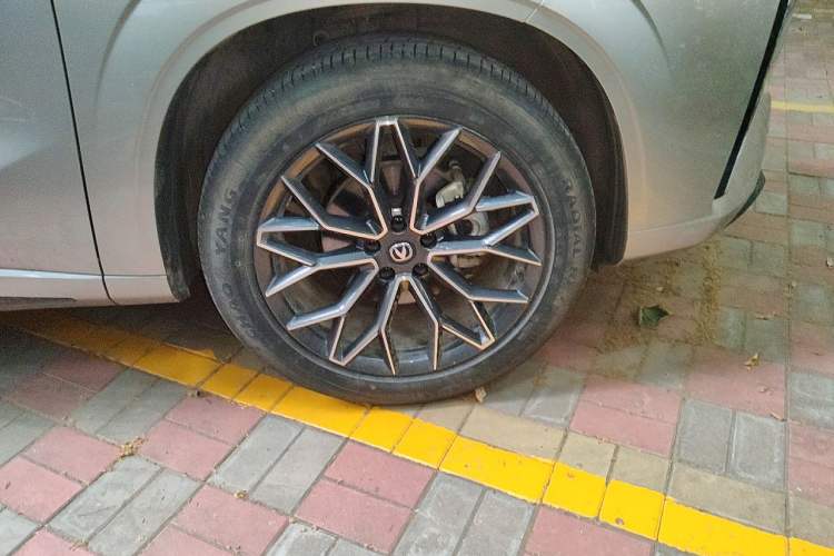 Used CHANGAN UNI-Z New Energy 2024 Blue Whale Smart Electric iDD 125km Beyond Edition Right Front Wheel Hub