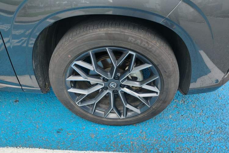 Used CHANGAN UNI-Z New Energy 2024 Blue Whale Smart Electric iDD 125km Beyond Edition Right Front Wheel Hub