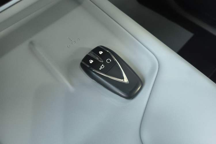 Used CHANGAN UNI-Z New Energy 2024 Blue Whale Smart Electric iDD 125km Leading Model Vehicle Key