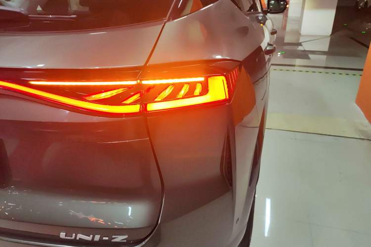 Used CHANGAN UNI-Z New Energy 2024 Blue Whale Smart Electric iDD 125km Excellence Model Exterior 6
