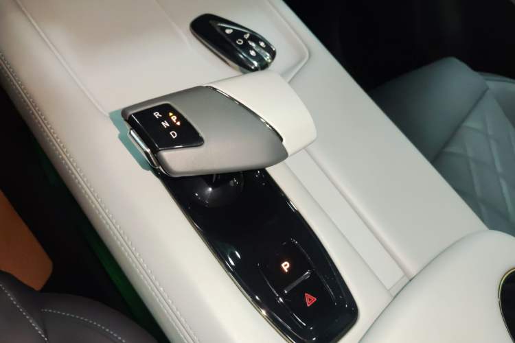 Used CHANGAN UNI-Z New Energy 2024 Blue Whale Smart Electric iDD 125km Excellence Model Gear Lever