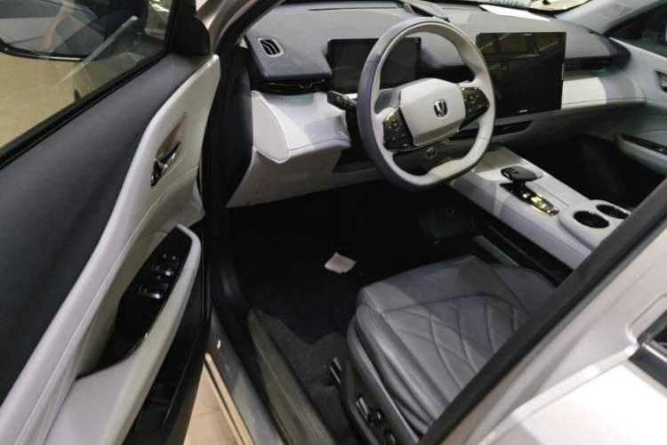 Used CHANGAN UNI-Z New Energy 2024 Blue Whale Smart Electric iDD 125km Excellence Model Driver Seat